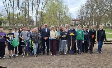 Trochę ziemi, dużo serca - Czwórka pomaga tworzyć łąkę kwietną