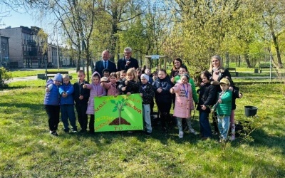 PIERWSZOKLASIŚCI ŚWIĘTUJĄ DZIEŃ ZIEMI (17)