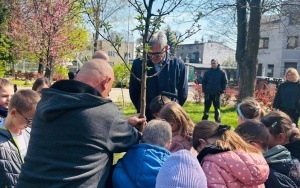PIERWSZOKLASIŚCI ŚWIĘTUJĄ DZIEŃ ZIEMI (2)