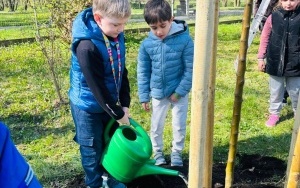 PIERWSZOKLASIŚCI ŚWIĘTUJĄ DZIEŃ ZIEMI (4)