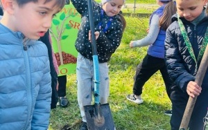 PIERWSZOKLASIŚCI ŚWIĘTUJĄ DZIEŃ ZIEMI (5)