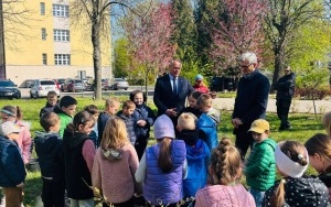 PIERWSZOKLASIŚCI ŚWIĘTUJĄ DZIEŃ ZIEMI (6)