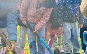 PIERWSZOKLASIŚCI ŚWIĘTUJĄ DZIEŃ ZIEMI (9)