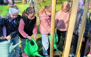 PIERWSZOKLASIŚCI ŚWIĘTUJĄ DZIEŃ ZIEMI (10)