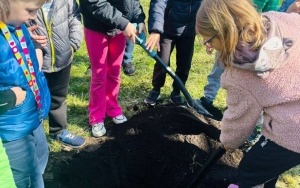 PIERWSZOKLASIŚCI ŚWIĘTUJĄ DZIEŃ ZIEMI (11)