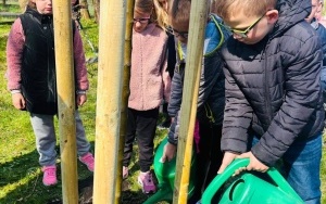 PIERWSZOKLASIŚCI ŚWIĘTUJĄ DZIEŃ ZIEMI (12)