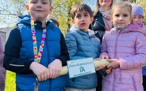 PIERWSZOKLASIŚCI ŚWIĘTUJĄ DZIEŃ ZIEMI (13)